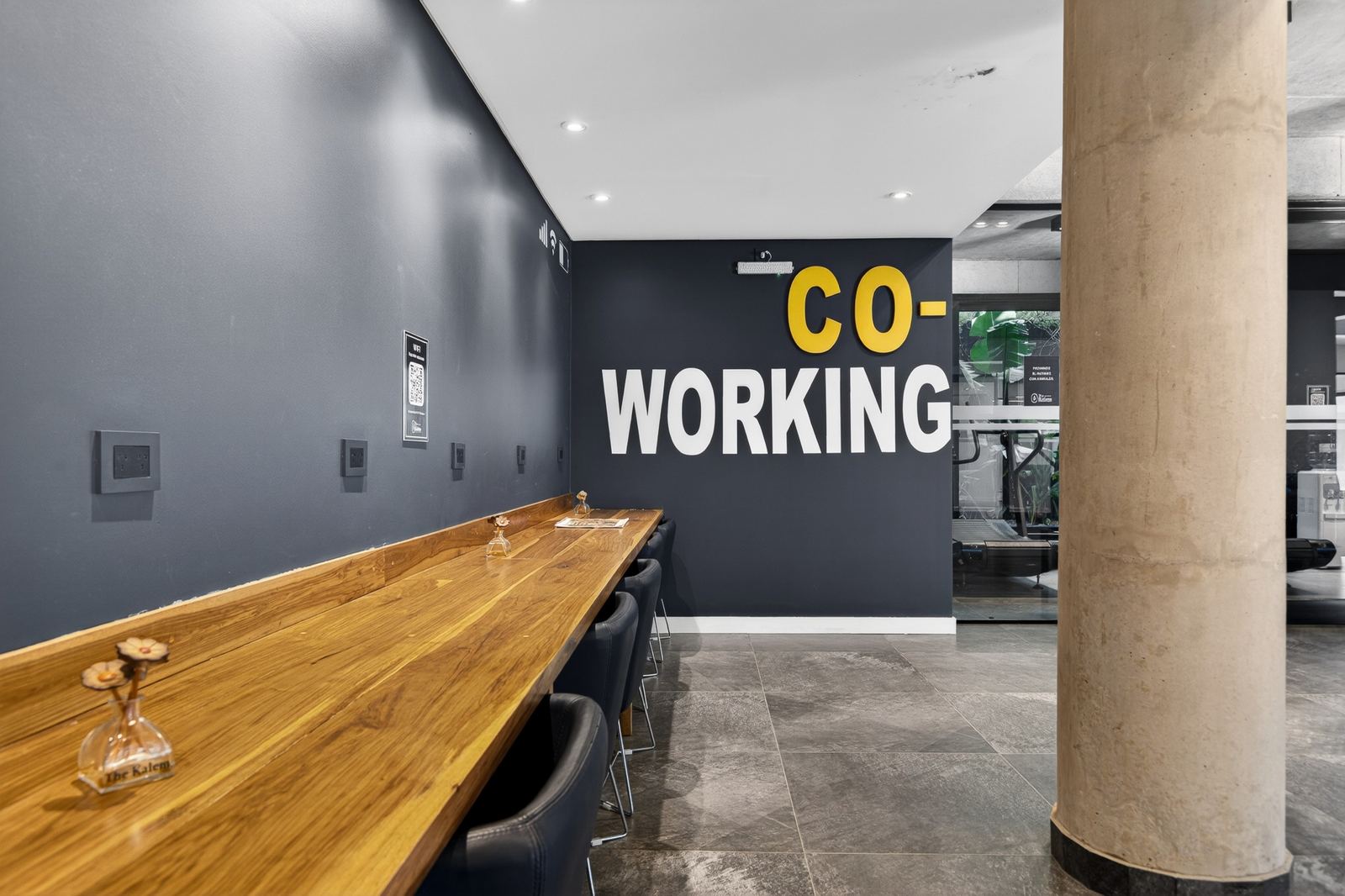 Área de coworking con mesa de madera