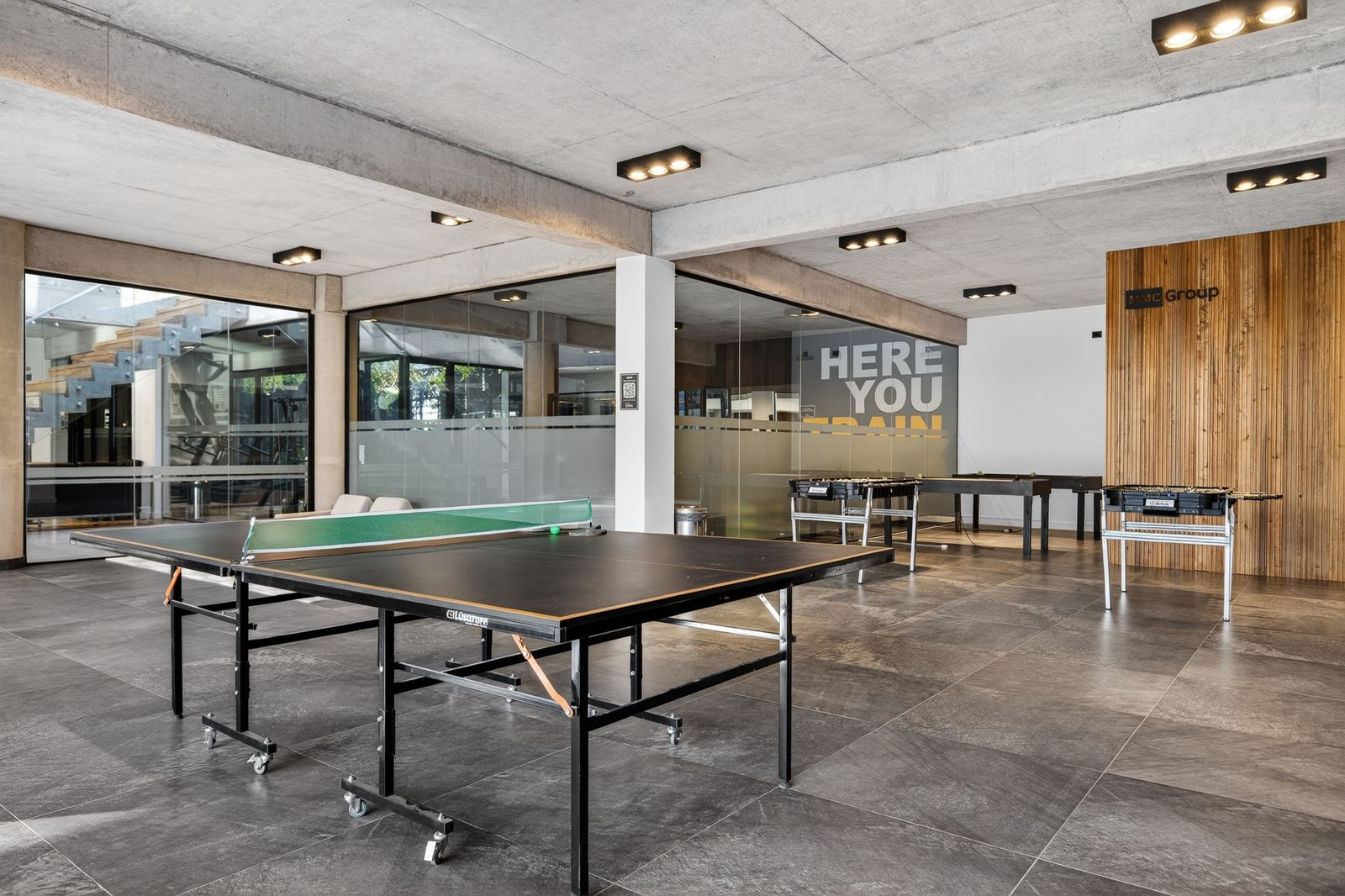 Sala de juegos con mesa de ping pong