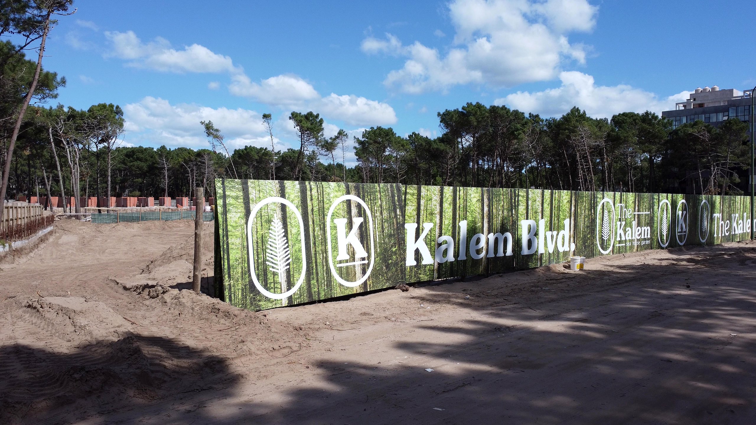 Cerco de obra de The Kalem Blvd entre los pinos